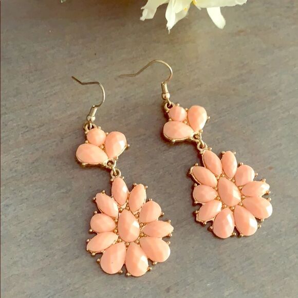 Women’s Beaded Floral Pink Gold Tone Dangle Drop Lightweight Fashion Earrings - Picture 1 of 8